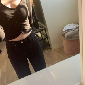 Ginatricot straight jeans - Säljer ett par fina svarta högmidjade byxor från Ginatricot. Byxorna är använda men fortfarande i gott skick! Inga märken eller liknande🖤 Pris kan diskuteras!