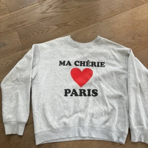 Ma Chérie Paris - Tröja 💕 - Ma Chérie Paris - Tröja från H&M i storlek S  Använd  Inga skador eller fläckar på tyget  Säljs eftersom den inte är använd
