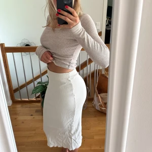 Vit kjol - Krämvit midikjol med slits bak från zara. Superskön och användbar nu i sommar 🤍