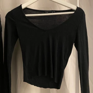 Svart topp - Svart topp med v-rigning