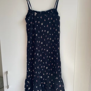 Miniklänning Hollister  - Tajt miniklänning med volang nertill från Hollister. Nyskick. 