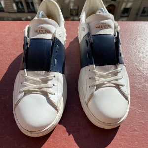 Valentino Open - Valentino Garavani Open Size 43 Bin 3000kr Nypris 7280kr. Extra skosnören, dustbag, box etc medföljer.  Hämtas hos mig i stockholm eller skickas på köparens bekostnad