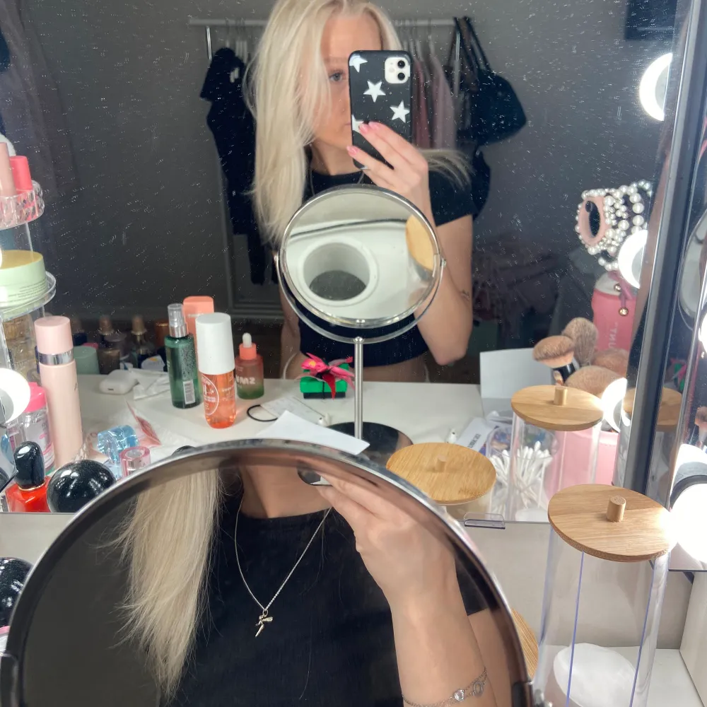 Silver halsband ifrån l8hasselblad. Tingeling berlock. Använder inte silver längre så får inte användning av detta tyvärr… . Asusteet.