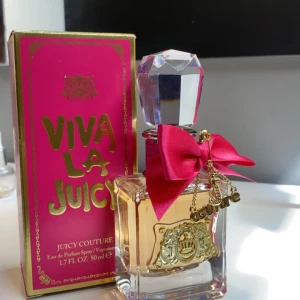 Juicy Couture parfym  - Hej, jag säljer denna märkes parfym jag köpte i vintras eftersom lukten inte passar mig, så gott som ny. Original pris 550-800kr. Frakt 40kr 