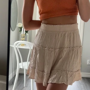 Kjol - Så fin kjol som inte kommer till användning🤍🌸