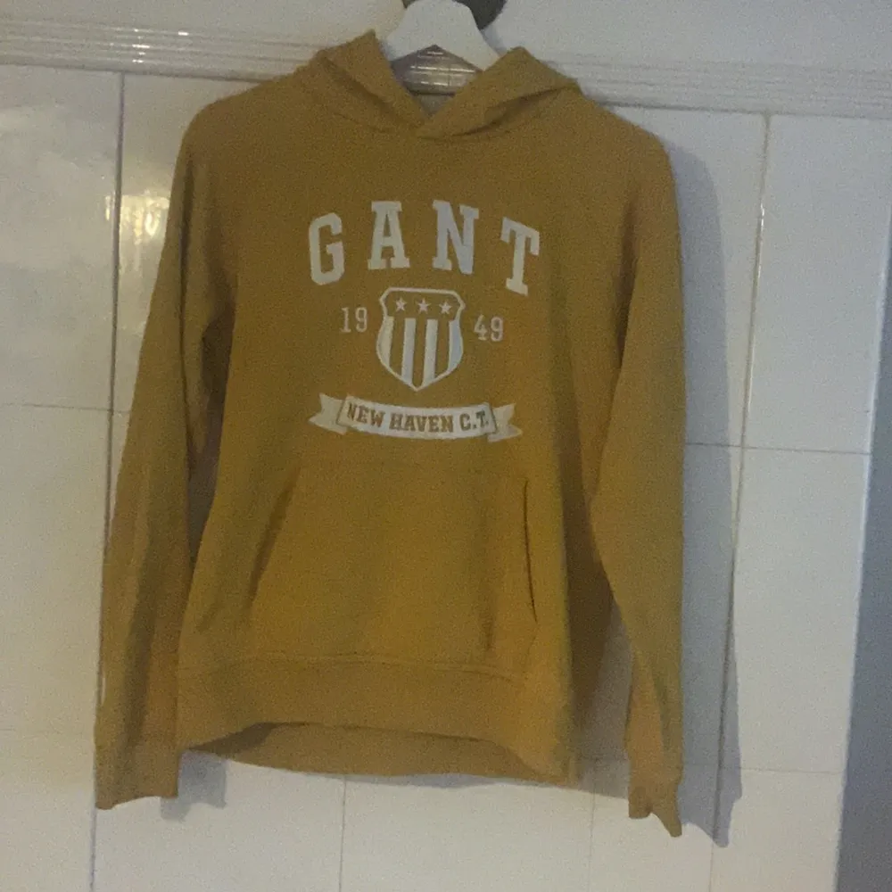 En skön hoodie från gant jag köpte för något år sen, men inte kommit till användning på ett tag. . Hoodies.