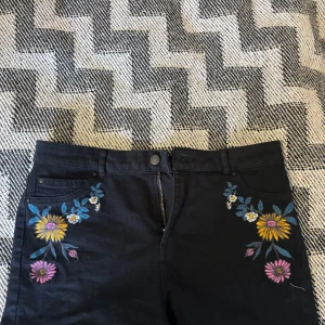 Broderade shorts - Superfina svarta shorts med broderade detaljer, aldrig använda. Storlek 40 men små i storleken