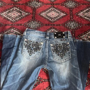 miss me jeans - Super snygga lågmidjade miss me jeans köpta i usa som är omsydda från skinny jeans till bootcut