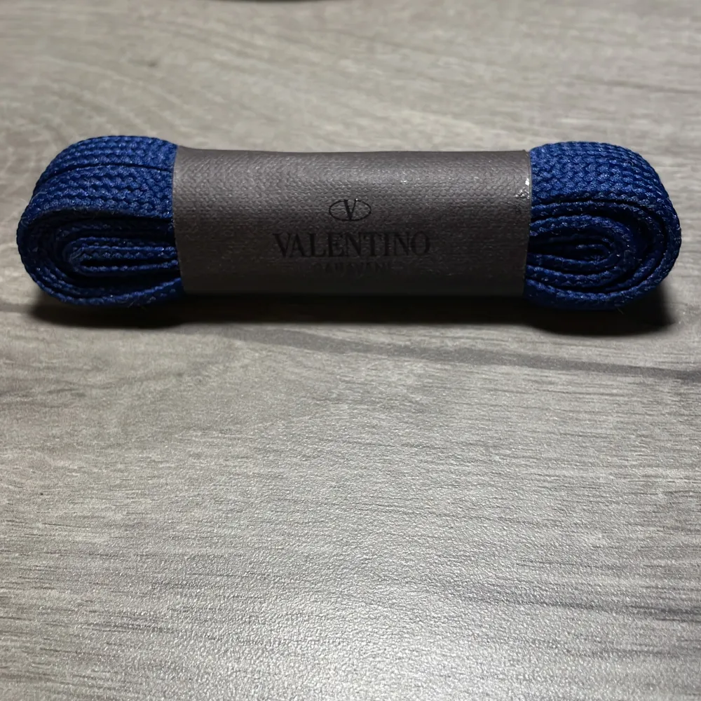 Säljer nu dessa mörblåa original valentino skosnören 🔵| Passar perfekt till Valentino Flycrews, Valentino Opens eller andra skor 🔵| Kan mötas upp i stockholm eller frakta spårbart 🔵| Hör av er vid fler frågor eller funderingar 🔵|. Asusteet.