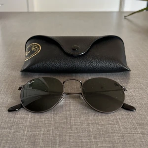Solglasögon från Ray-Ban - Stilrena solglasögon ifrån NK. Köpta på Synsam. Köpta för 1200