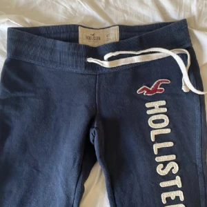 Lågmidjade mjukisbyxor  - Lågmidjade mjukisbyxor från hollister, fint skick.  Skriv för fler bilder eller nåt eller andra frågor 💗