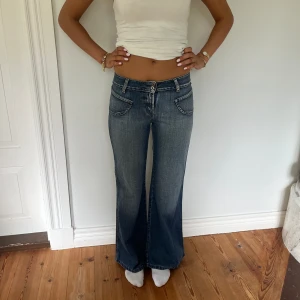 Lågmidjade  - Lågmidjade vintage jeans.  Jag på bilden är 170cm.  Midjemåttet: 35cm (rätt över )  Inerbenslängd: 79cm Inga defekter 💕 använd dig utav köp nu🫶 