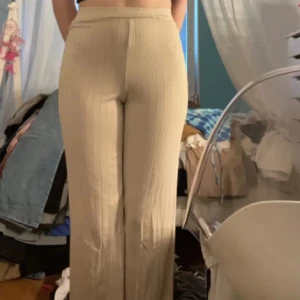 Vida byxor  - Ett par vida mjuka byxor med ribbat material. Går att vika ner kanten coh ha som low/mid Waist.