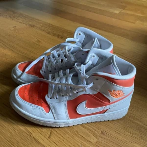Air jordan 1 SE storlek 40 - Jag säljer nu mina Air Jordan 1 SE i storlek 40. De är använda, men fortfarande i bra skick. Observera att sulan på undersidan av skorna är smutsig, men detta kan enkelt tvättas bort. Därav är priset satt därefter. Perfekta för någon som vill ha ett 