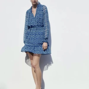 Blå volangklänning från Zara - Säljer denna blåa volangklänning med fina gröna detaljer, perfekt till sommarn🩷 Har endast använts enstaka gånger, kontakta vid frågor eller om ni önskar fler bilder🩷