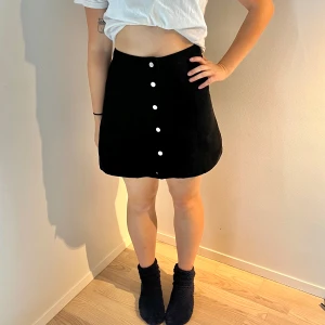 Svart kjol - Fin kjol i okej skick! Passar s/m