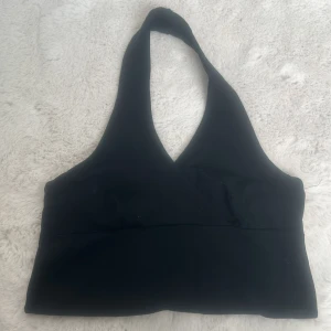 Topp - Väldigt snygg topp med en fin design som är perfekt till sommaren eller till fester ❤️