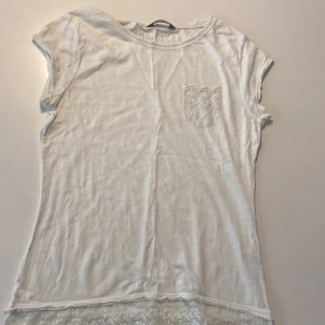 T-shirt från lindex - Jätte fin tröja från Lindex, storlek XS. Inga defekter förutom att det är en liten fläck på tröjan som visat på sista bilden. Fint material 💕