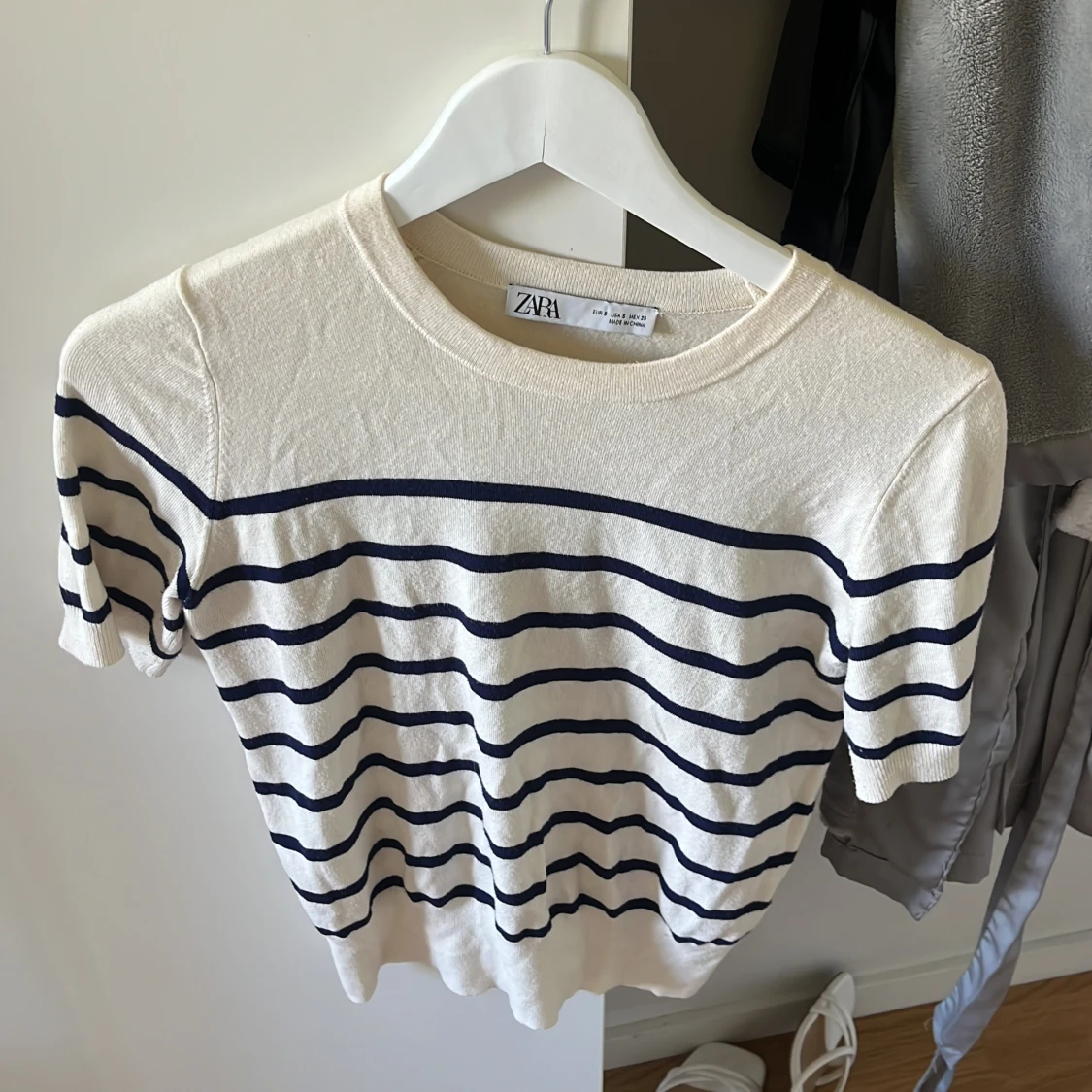 Fin randig blå/vitt tröja 