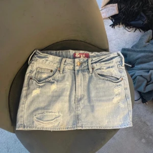 cool jeanskjol - as snygg och unik/cool jeanskjol som tyvärr var för små för mig…säljaren på vinted sa inte korrekt storlek, jag har 34 i kjolar/shorts men jag skulle säga att denna är mer för 32 å ner❤️  aldrig använd av mig bara provad!