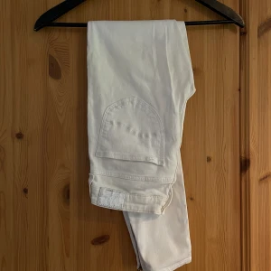 Vita lee jeans - Vita lee jeans med liten rispa vid ena fickan. Säljs därför för 40kr
