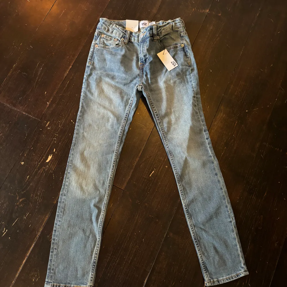 Min mamma ville att jag skulle sälja min brorsas jeans som va för små, prislappen är kvar och dom är aldrig använda🥰. Jeans & Byxor.