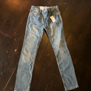 Jeans pojkar - Min mamma ville att jag skulle sälja min brorsas jeans som va för små, prislappen är kvar och dom är aldrig använda🥰