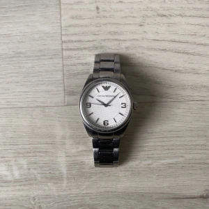 Emporio Armani Klocka - Säljer denna emoprio armani klock, 8/10 skick. Inga skador men är använd. Självklart äkta✅,Priset är inte hugget i sten. Kontakta gärna vid funderingar.
