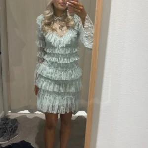 By malina klänning  - Säljer min by malina klänning då den tycörr inte kommer till användning! Så sjukt fin och har inga defekter, helt ny, använd 1 gång🌸