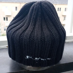 Ben Sherman svart mössa oldscool  - One size svart använd under en vinter bara knappt det 100kr.