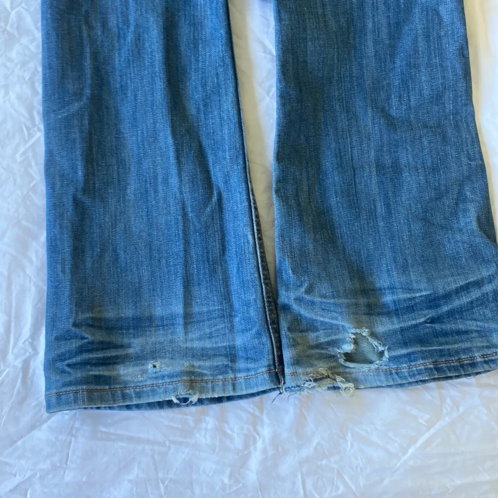 Säljer mina jättefina lågmidjade bootcut jeans då dom inte kommer till användning!!  Lite slitage där nere, se bild 3. Inga defekter annars!💖 Midjemått:38 cm Innerbenslängd:82cm  . Jeans & Byxor.
