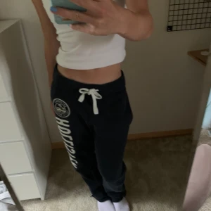 Mjukisbyxor - Mjukisbyxor från hollister💞 två små fläckar från limm som inte går bort men dom syns inte mycket💞