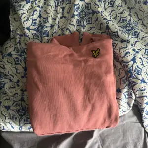 Hjälper min kille att sälja kläder!  En lax rosa Lyle & Scott hoodie i storlek M. Varsamt använd, inga defekter. Pris går att diskuteras vid snabb affär. 