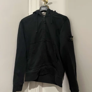 Stone Island hoodie - Säljer nu stone island hoodie i mycket bra skick för billigt pris! Hoodien är storlek S men passar även M, hör av er vid frågor! 