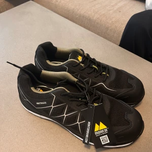 Arbetsskor  - Helt oanvända skor från Monitor. Strl 46 Nypris: 1500kr