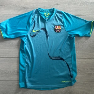 Barca träningsställ 2007-8 - Väldigt bra skick är tröjan i, skulle säga att den är rätt så  tajt. 
