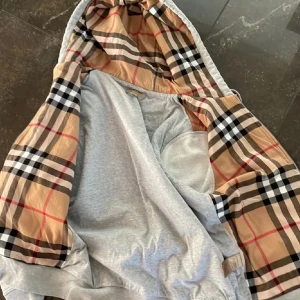 Burberry zip hoodie  - Burberry zip hoodie i storlek L. Knappast använd. Otroligt fint skick, tveka inte på att höra av er vid intresse eller frågor. Priset kan diskuteras!😁🍾