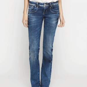Popurlära Ltb jeans i mörkblå. Storleken är igentlugen 27/32 men insydda så skulle säga runt 26/32, säljs pga att de är för långa för mig så är öppen för att byta mot ett par kortare och mörkblå. (BILDERNA ÄR LÅNADE)❤️