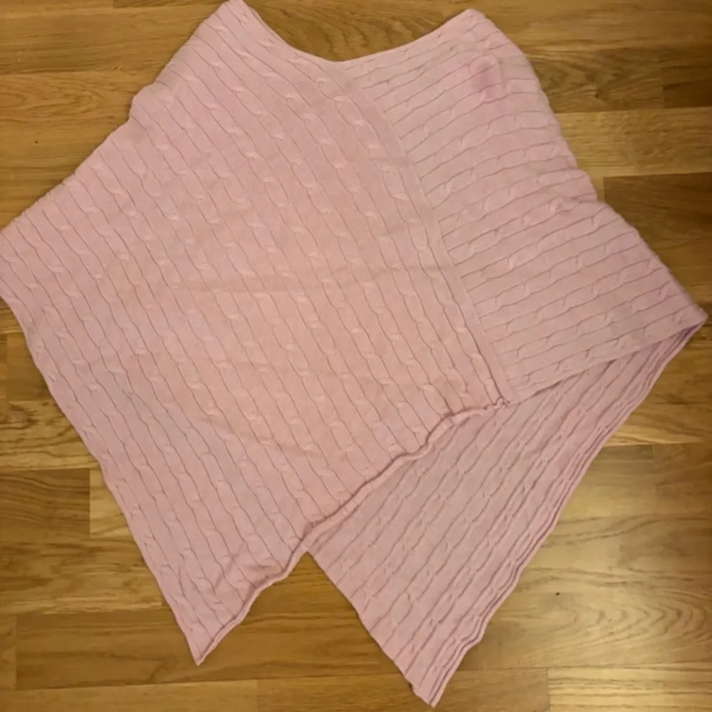 super söt rosa poncho 🤍 bra skick! för fler bilder eller några frågor skicka ett meddelande 💞💞. Jackor.