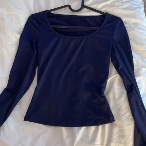 Marin Blå långärmad tröja - Storlek xs från shein💕 säljer eftersom att u-ringen är för stor för mig (liten A), aldrig använd💕 ny pris 90 tror jag💕