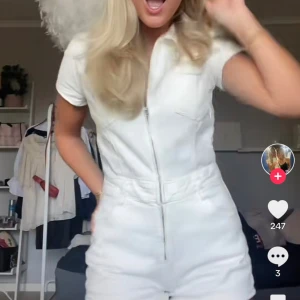 Vit denim jumpsuit  - Vit jumpsuit i denim från Bershka, storlek XS och helt ny med prislapp! 😇 