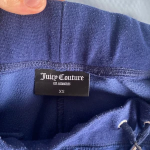 Juicy couture - Juicy couture storlek xs mörkblåa fickor bak knappt använda, köpte dom för 1200kr  