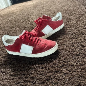 Valentino flycrew  - Säljer mina snygga flycrews tappat 4 spickar 3 på ena och 1 på andra, men de fortfarande väldigt bra skick, Bara skriva om ni funderar på något 