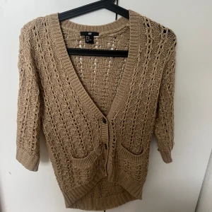 Stickad kofta - Fin stickad tröja/ kofta, aldrig använd 