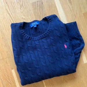 Ralph Lauren stickad tröja - Storlek XS, mycket bra skick, inte använd mycket, säljer billigt pågrund av att växt ut den, pris kan sänkas vid snabb affär