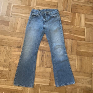 Lee jeans low rise - Super snygga Lee jeans som är low Rise, utsvängda där nere. Ej stretchiga💋