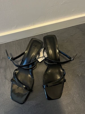 Klackar - Säljer mina oanvända klackar eftersom att de inte kommer till användning. 