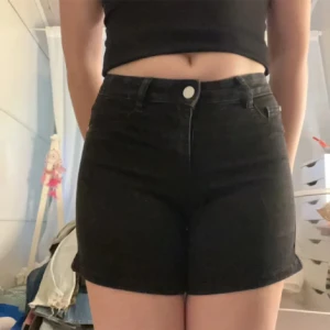 Längre shorts - Ett par lite längre shorts, knappt använda. 