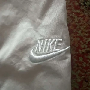 Baggy nike byxor - Stor i storleken då det är en baggy fashion styled.