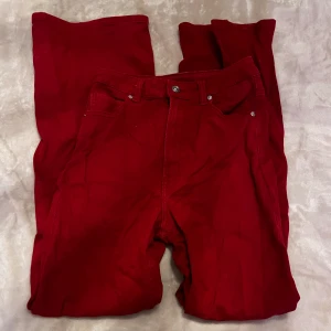Röda jeans - Röda jeans som inte kommer till användning. Skriv till mig vid frågor, svarar så snabbt jag kan!❤️